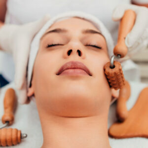 Maderoterapia facial con Daeses
